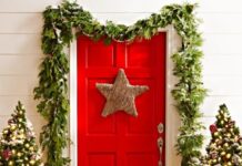 Decorar la puerta de la casa en Navidad